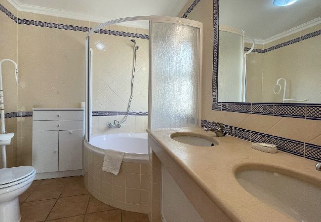 Villa em Albufeira - Moradia T3 Águia Marina, com piscina e churrasqueira  Villa em Albufeira - Moradia T3 Águia Marina, com piscina e churrasqueira