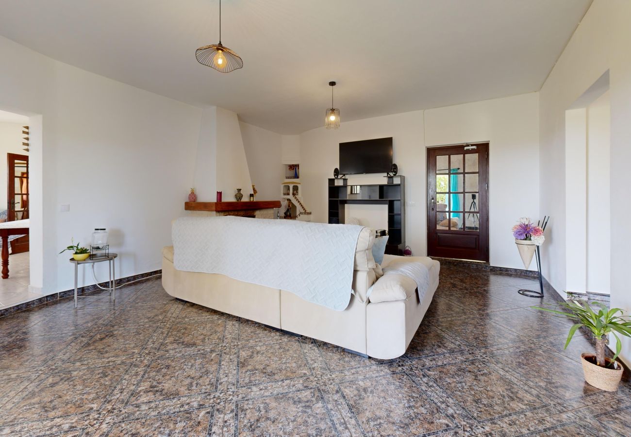 Quarto em Alcantarilha - Quarto Laranja, Villa Ventura, V6 em Alcantarilha