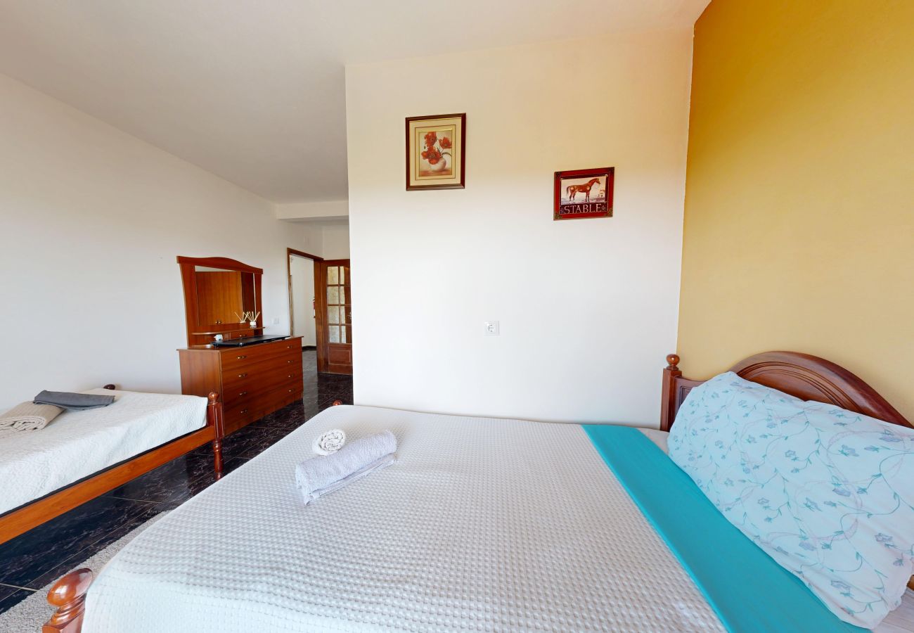 Quarto em Alcantarilha - Quarto Laranja, Villa Ventura, V6 em Alcantarilha