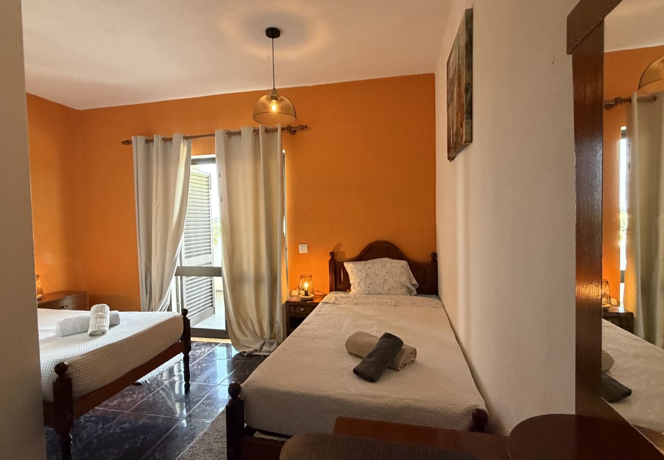 Quarto em Alcantarilha - Quarto Laranja, Villa Ventura, V6 em Alcantarilha