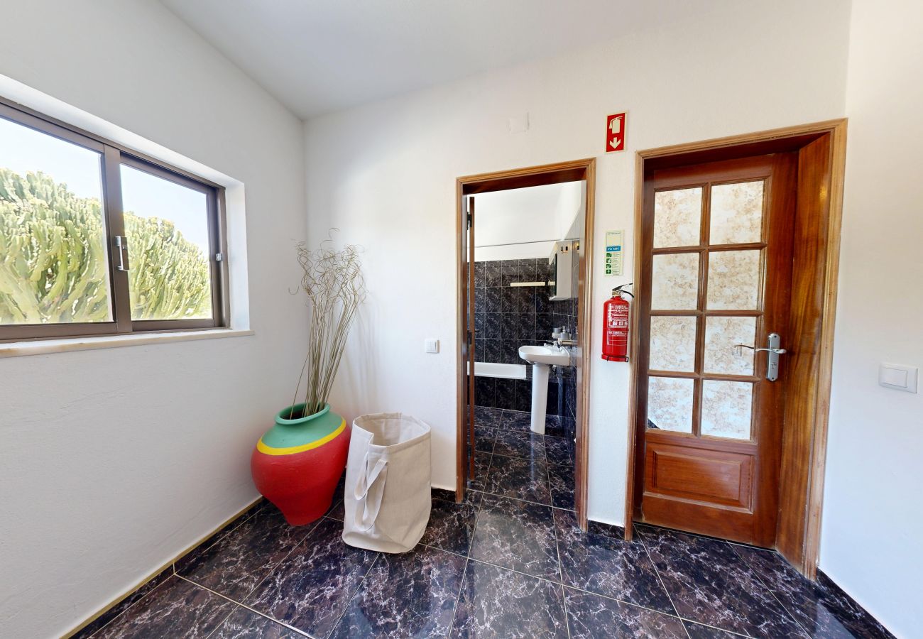 Quarto em Alcantarilha - Quarto Laranja, Villa Ventura, V6 em Alcantarilha