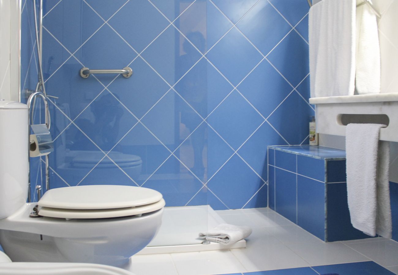 Apartment in Albufeira - Apartamento T3 Gemeas, a 20 metros da Praia dos Olhos de Água