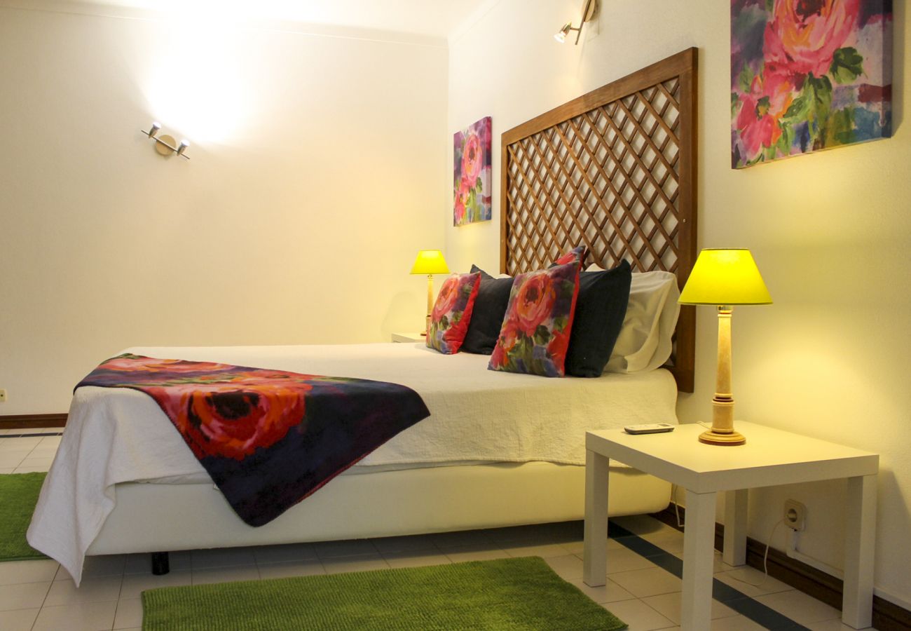 Apartment in Albufeira - Apartamento T3 Gemeas, a 20 metros da Praia dos Olhos de Água
