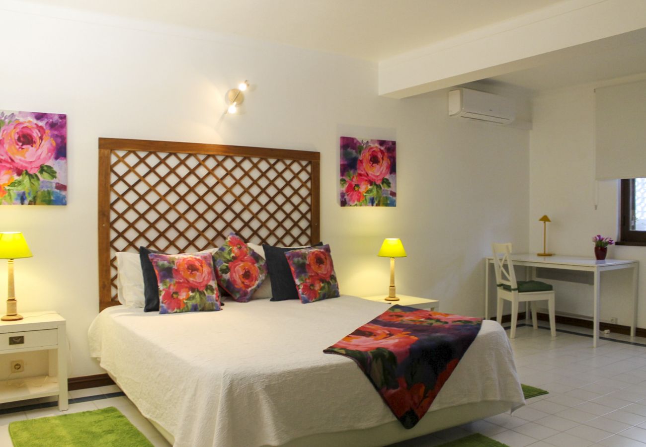 Apartment in Albufeira - Apartamento T3 Gemeas, a 20 metros da Praia dos Olhos de Água