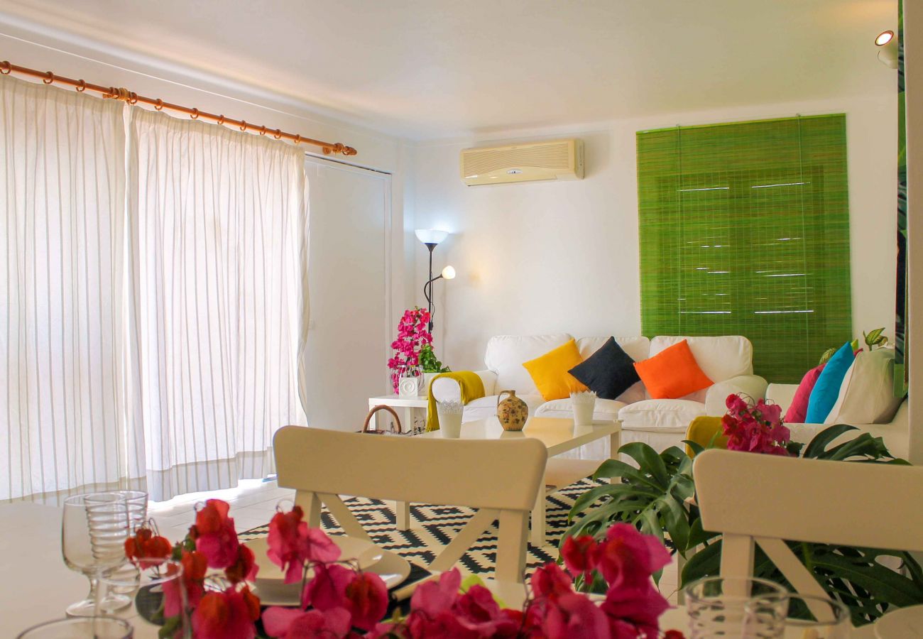 Apartment in Albufeira - Apartamento T3 Gemeas, a 20 metros da Praia dos Olhos de Água