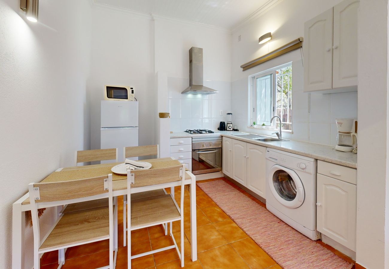 Farm stay in Guia - Quinta Casalinho - T2 Amendoeira