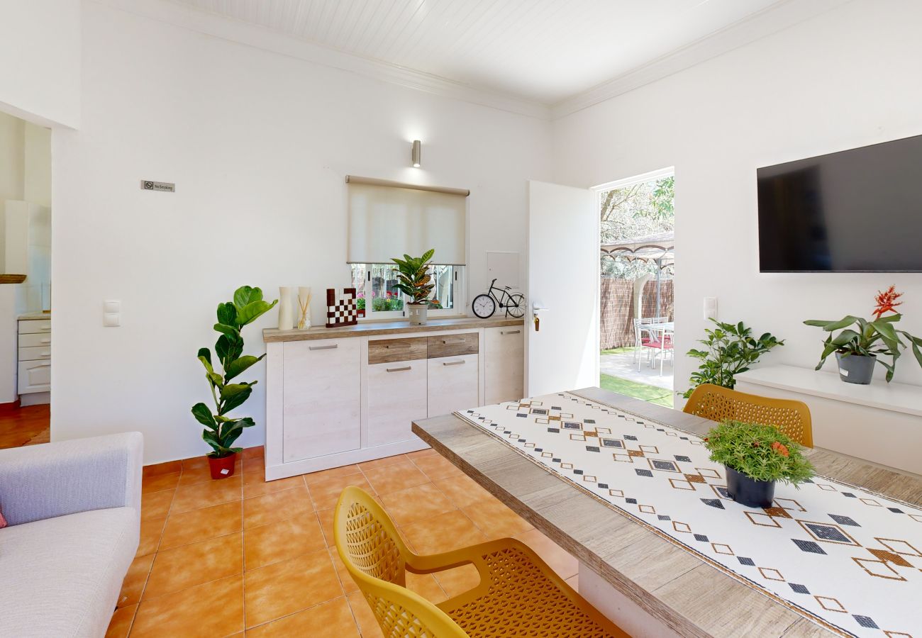 Farm stay in Guia - Quinta Casalinho - T2 Amendoeira