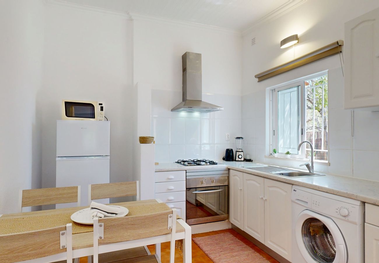 Farm stay in Guia - Quinta Casalinho - T2 Amendoeira
