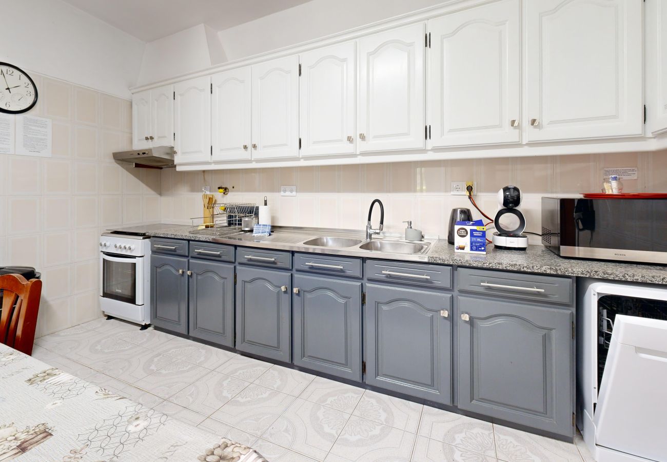 Rent by room in Alcantarilha - Quarto Laranja, Villa Ventura, V6 em Alcantarilha