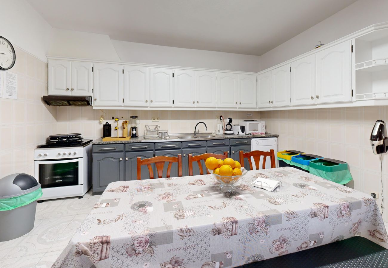 Rent by room in Alcantarilha - Quarto Laranja, Villa Ventura, V6 em Alcantarilha