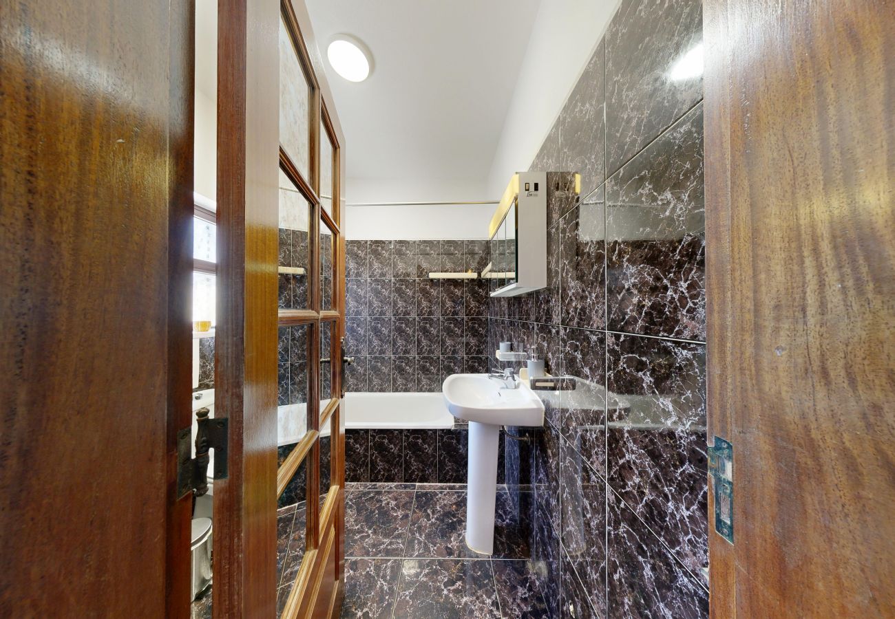 Rent by room in Alcantarilha - Quarto Laranja, Villa Ventura, V6 em Alcantarilha