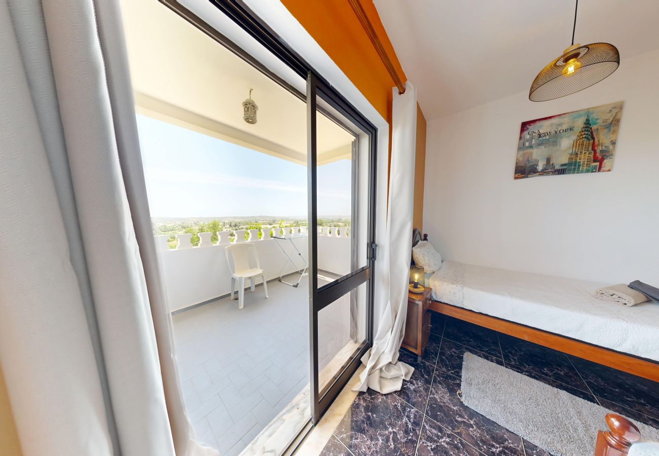 Rent by room in Alcantarilha - Quarto Laranja, Villa Ventura, V6 em Alcantarilha