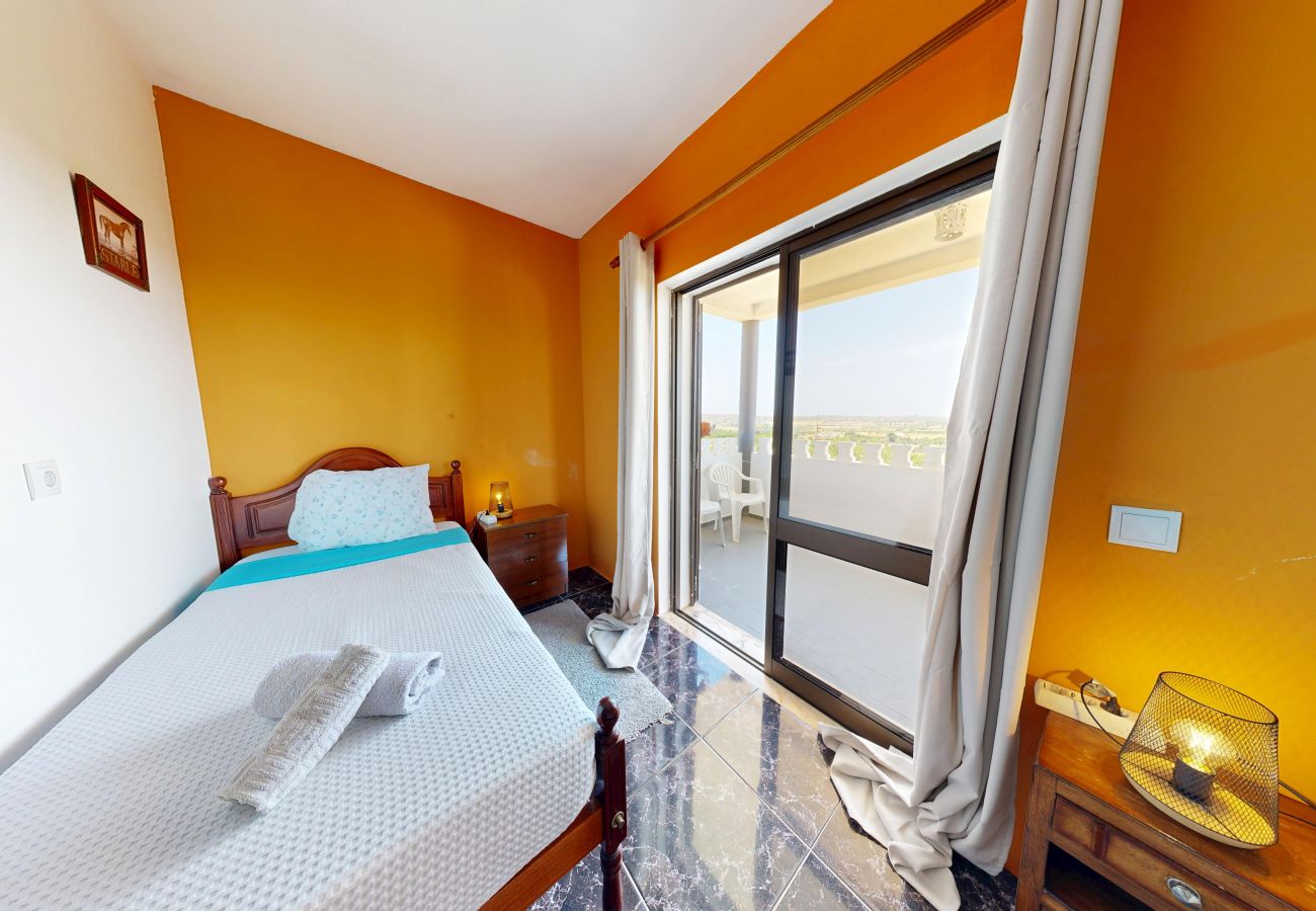 Rent by room in Alcantarilha - Quarto Laranja, Villa Ventura, V6 em Alcantarilha