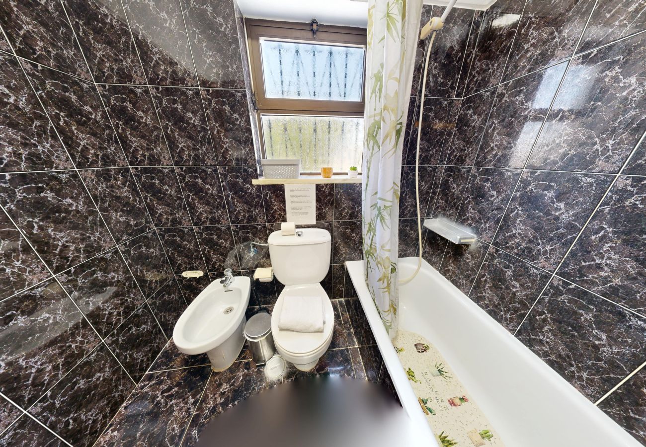 Rent by room in Alcantarilha - Quarto Laranja, Villa Ventura, V6 em Alcantarilha