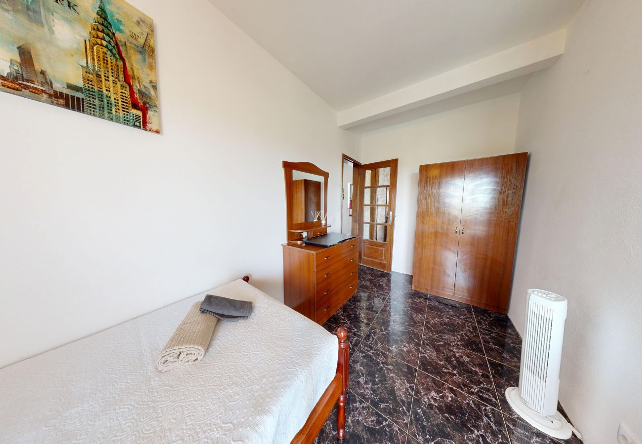 Rent by room in Alcantarilha - Quarto Laranja, Villa Ventura, V6 em Alcantarilha