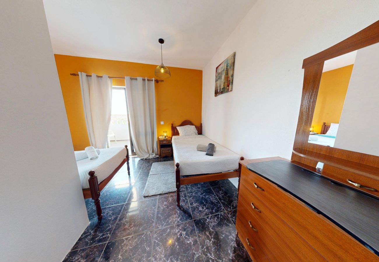 Rent by room in Alcantarilha - Quarto Laranja, Villa Ventura, V6 em Alcantarilha