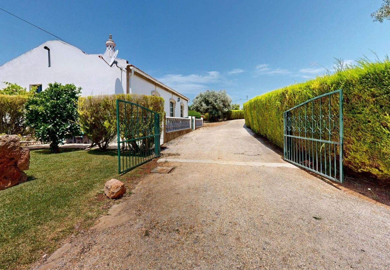 Rent by room in Alcantarilha - Quarto Laranja, Villa Ventura, V6 em Alcantarilha
