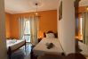 Rent by room in Alcantarilha - Quarto Laranja, Villa Ventura, V6 em Alcantarilha