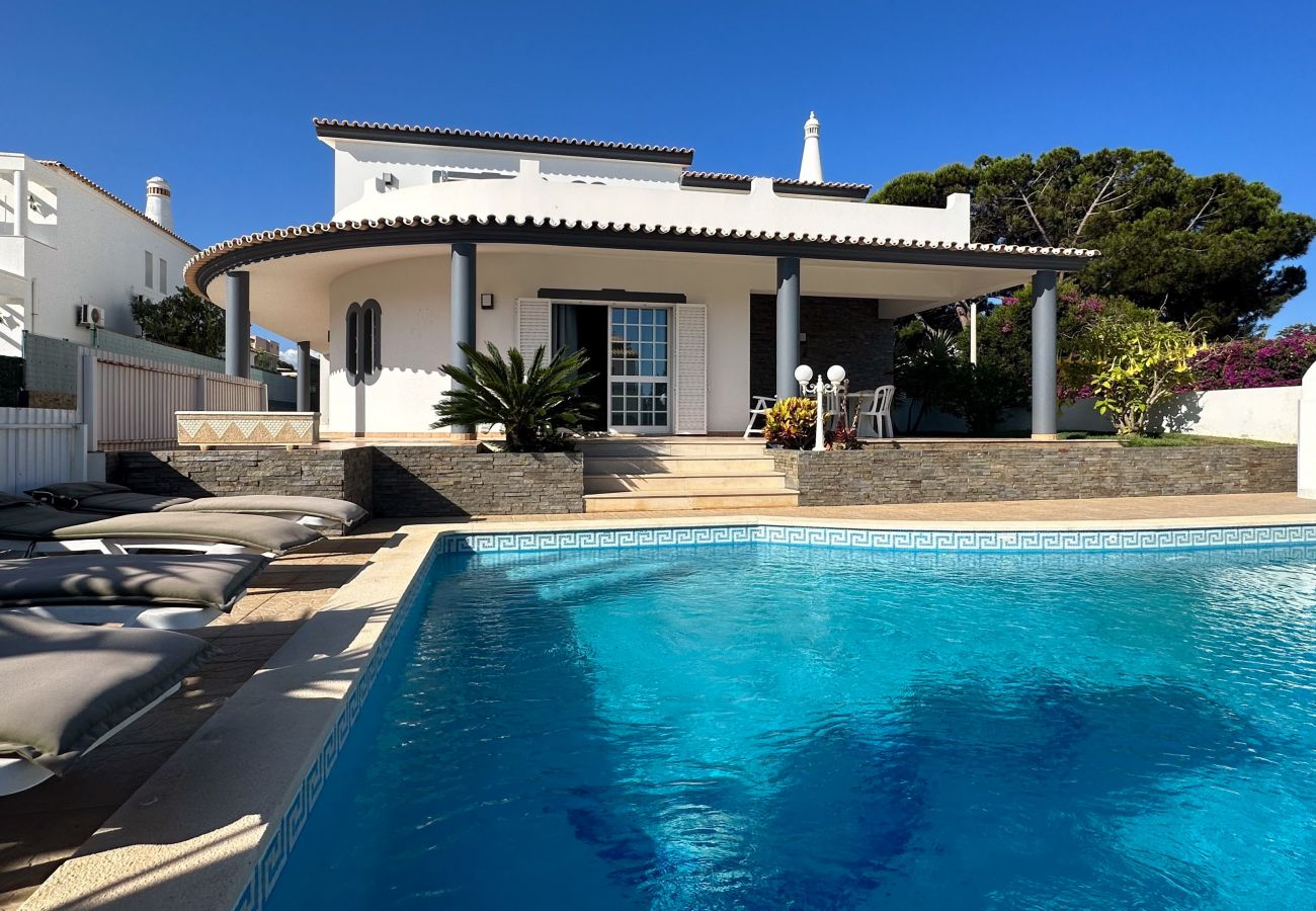 Villa em Galé - Moradia V5 Piscina Praia da Galé